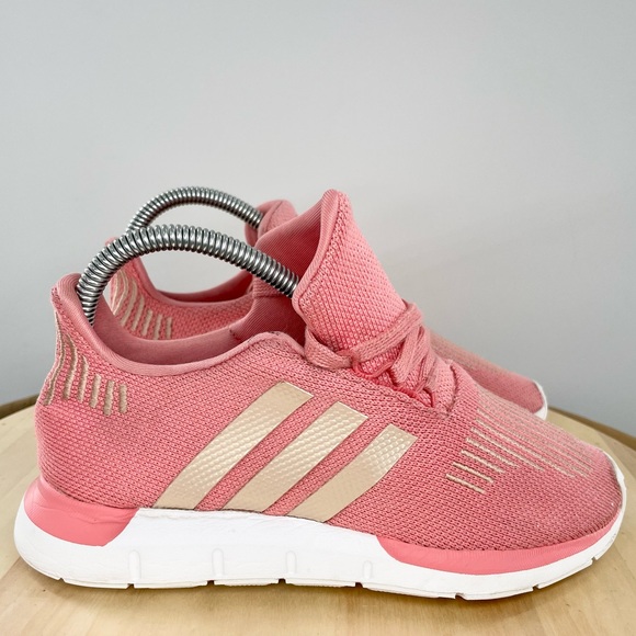 adidas Swift Run J Big Kids Tactile Shoes Sz US 4 - Picture 1 of 9